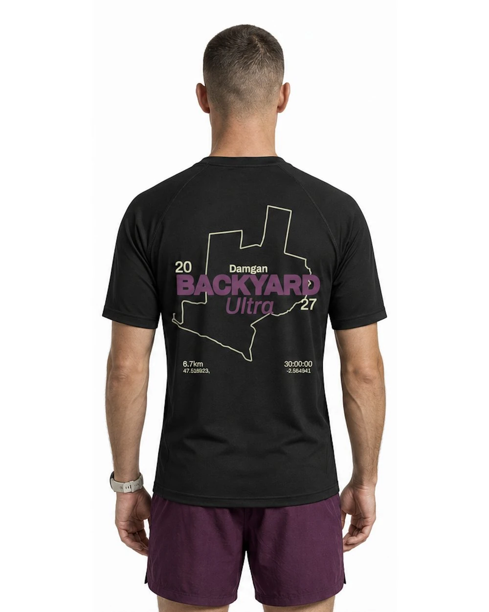 Coureur de dos portant le t-shirt coton noir avec le tracé de la boucle