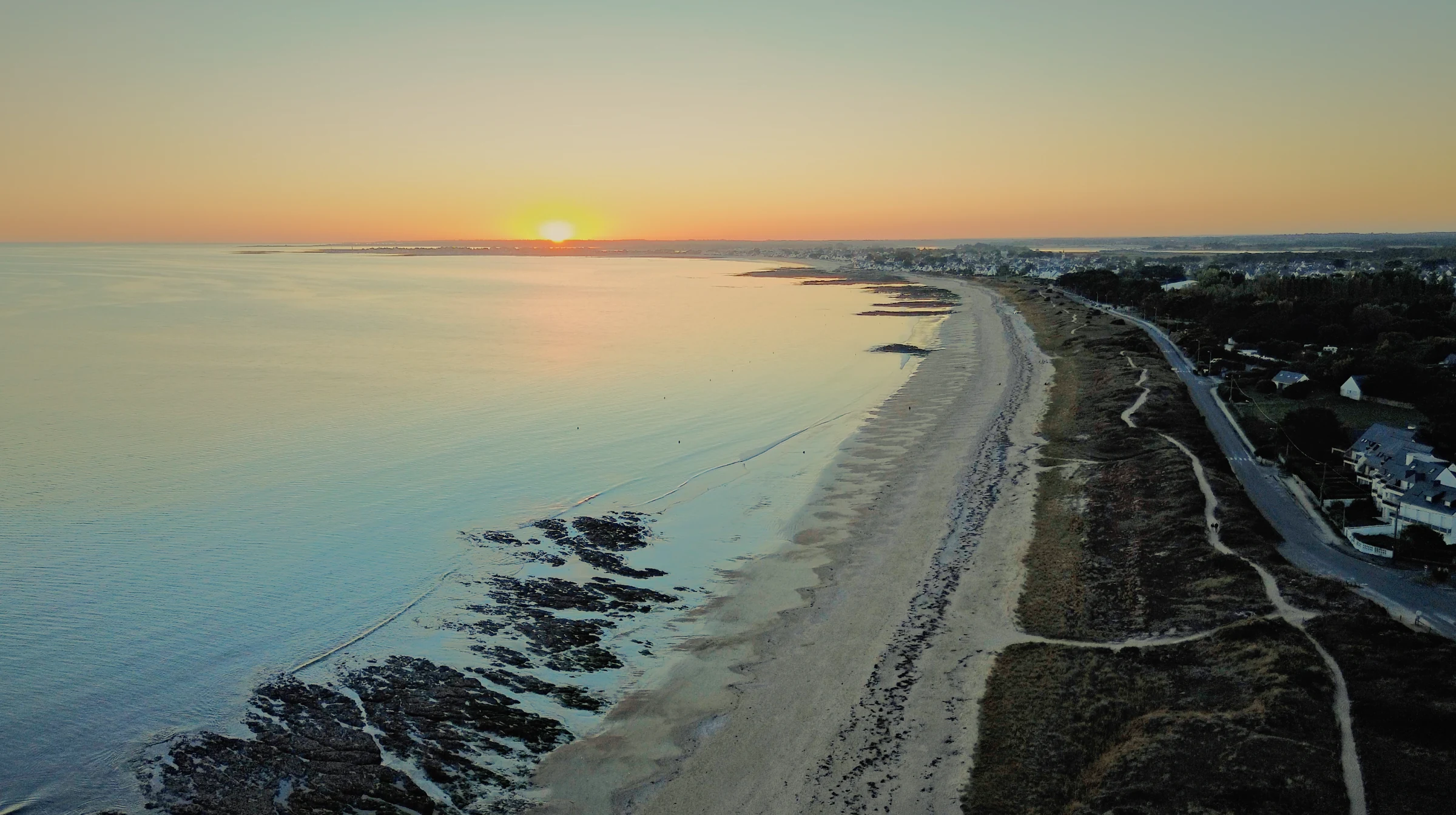 Vue aérienne de la plage et du sentier des dunes de Damgan au coucher du soleil
