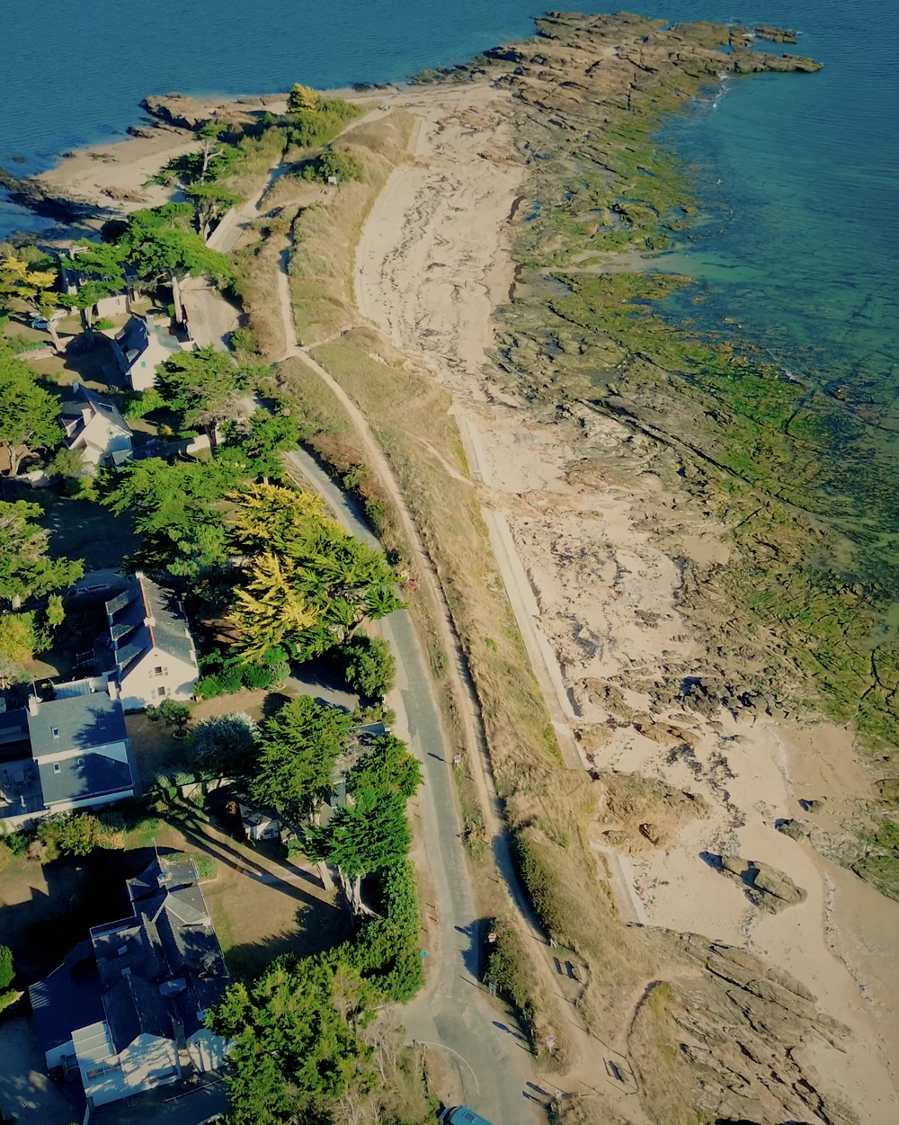 Vue aérienne de la pointe rocheuse, des maisons et des voiliers