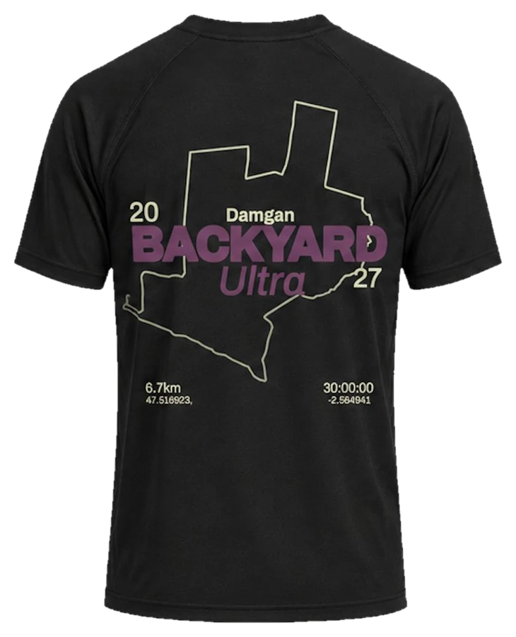 Dos du t-shirt noir de l'édition 2027 : tracé de la boucle, Damgan Backyard Ultra, 6,7 km et coordonnées du départ